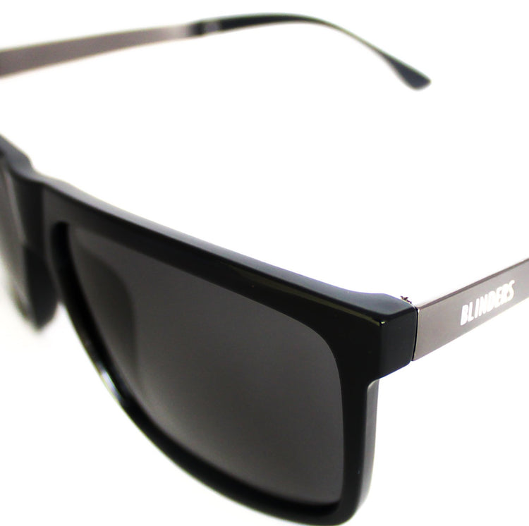 Lentes de sol Blinders Black Walker frontal con marco negro y lentes espejados negros, estilo unisex UV400